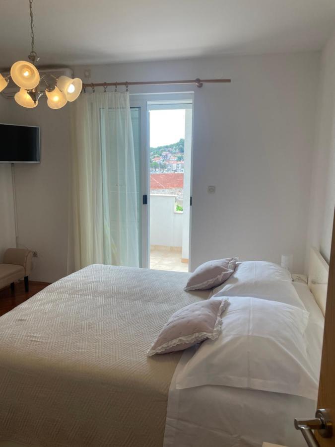 apartmani Ilda Radonić Jelsa  Esterno foto