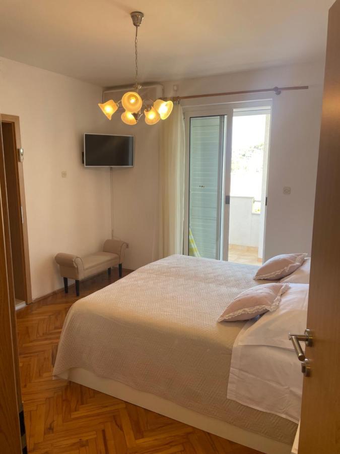 apartmani Ilda Radonić Jelsa  Esterno foto