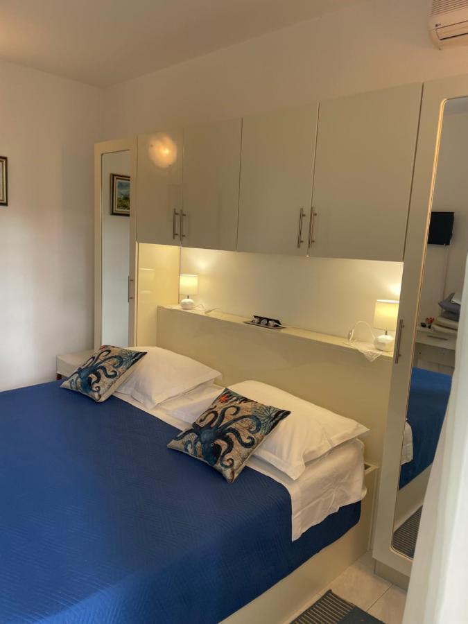 apartmani Ilda Radonić Jelsa  Esterno foto