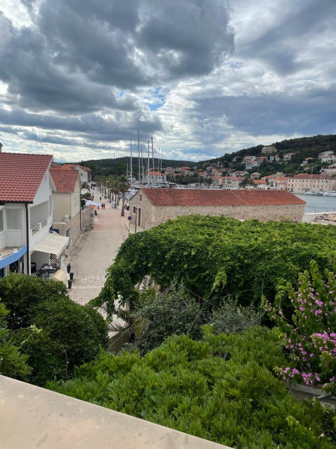 apartmani Ilda Radonić Jelsa  Esterno foto