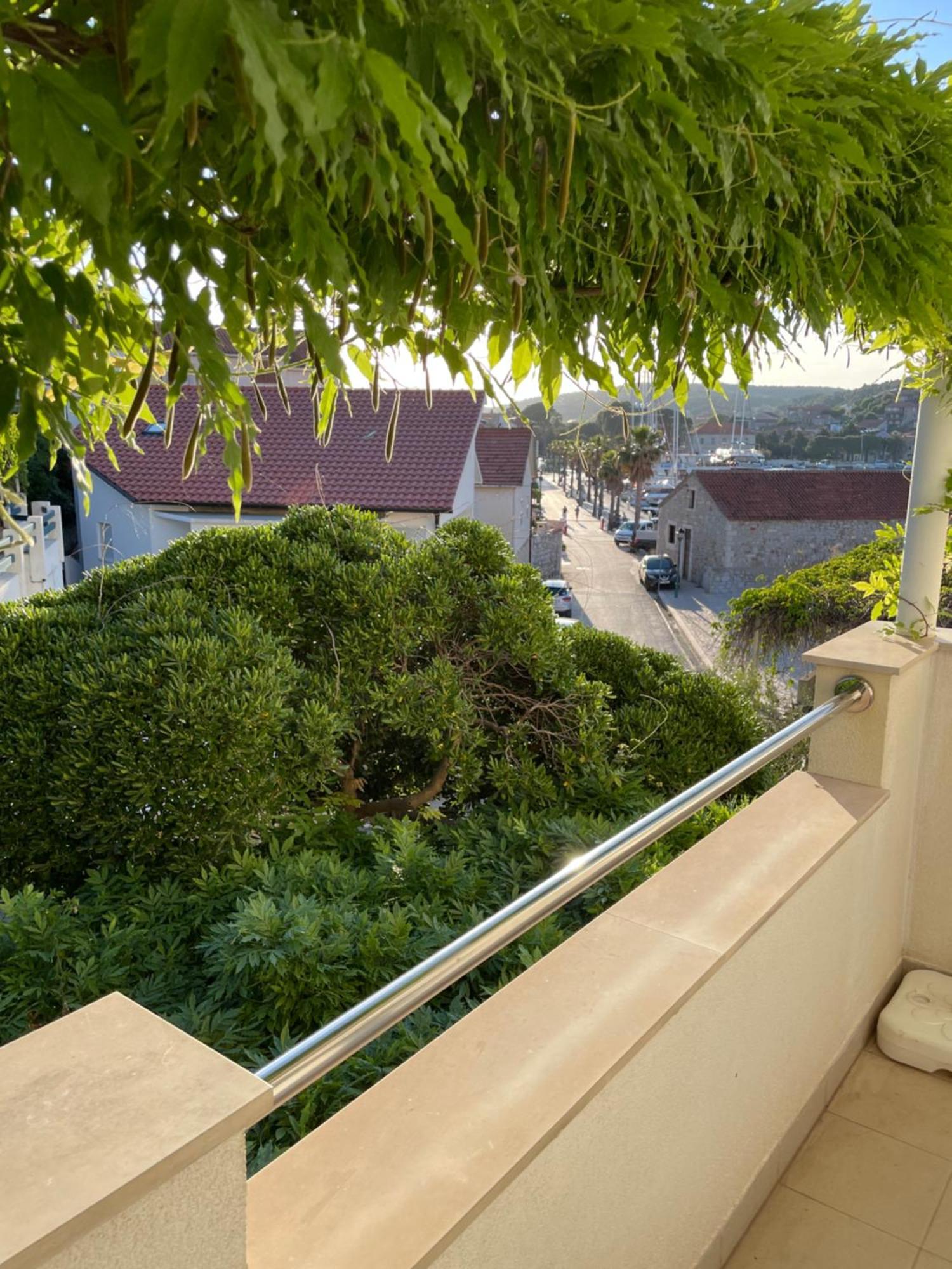 apartmani Ilda Radonić Jelsa  Esterno foto