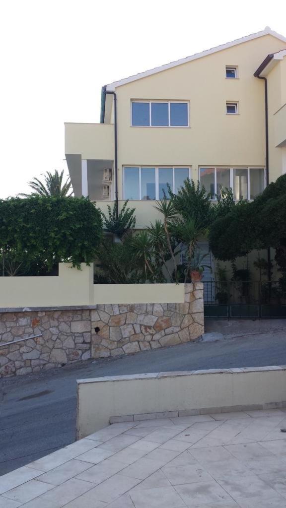 apartmani Ilda Radonić Jelsa  Esterno foto