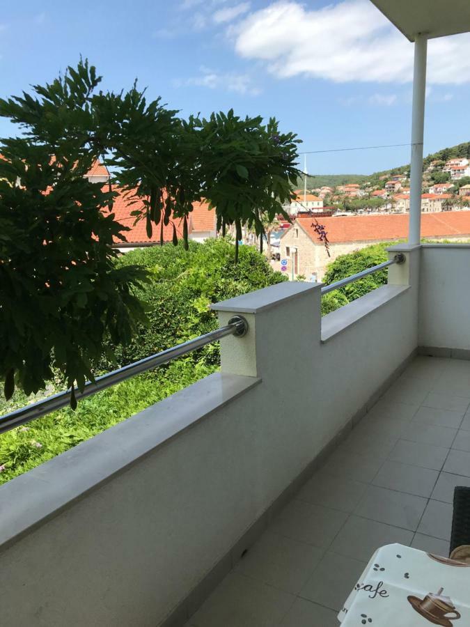 apartmani Ilda Radonić Jelsa  Esterno foto