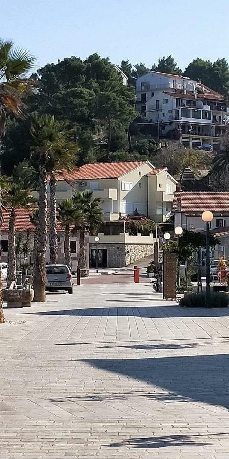 apartmani Ilda Radonić Jelsa  Esterno foto
